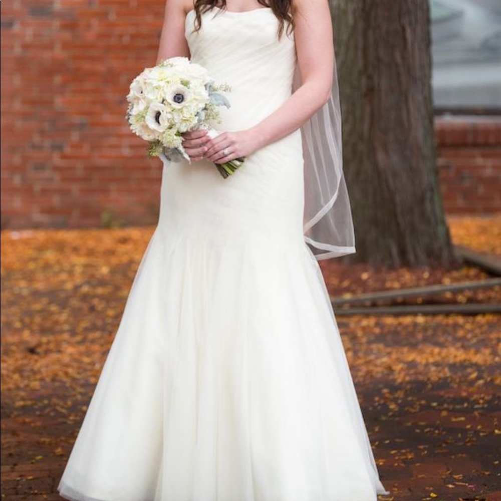 Vera Wang Wedding Dress - Picture 2 of 7